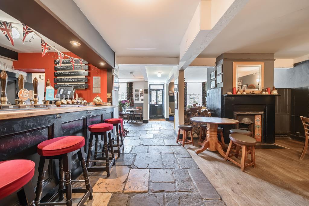 Lot: 147 - FREEHOLD PUBLIC HOUSE WITH LIVING ACCOMMODATION ABOVE - View of bar and entrance with seating